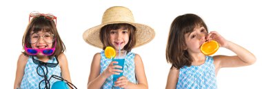 Birçok güneş gözlüğü takmış kız