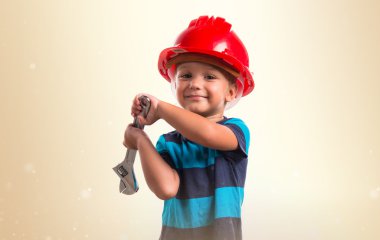 Çocuk işçi gibi giyinmiş