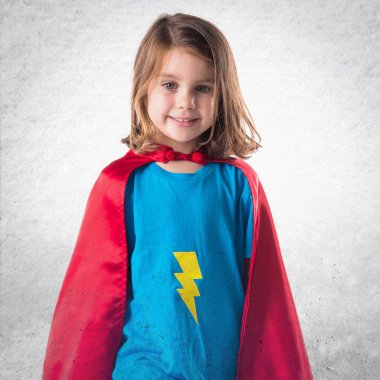 Süper kahraman gibi giyinmiş kız