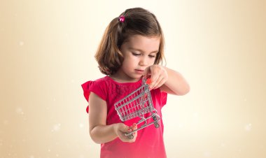 Mini supermaeket sepeti ile oynayan kız 