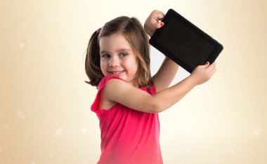 Bir tablet tutan kız