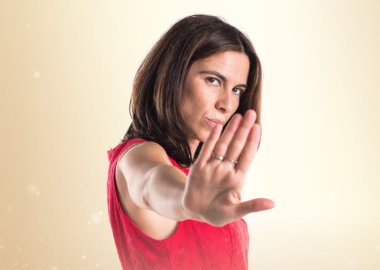Kadın dur işareti yapıyor.