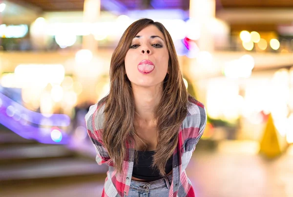 Chica bonita haciendo una broma sobre fondo blanco aislado — Foto de Stock