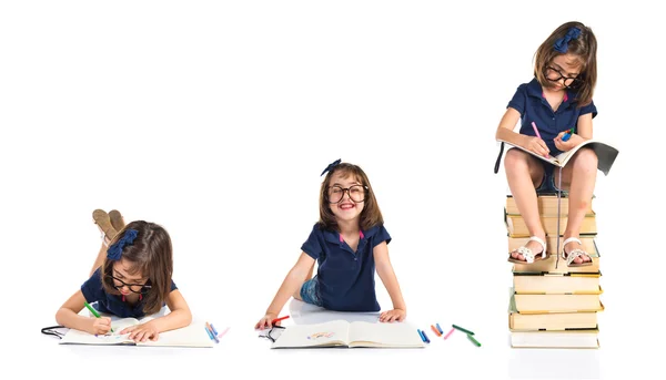 Dziewczyna studiuje na stos książek — Zdjęcie stockowe