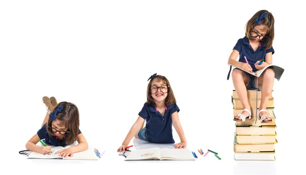 Mädchen lernt auf einem Stapel Bücher — Stockfoto