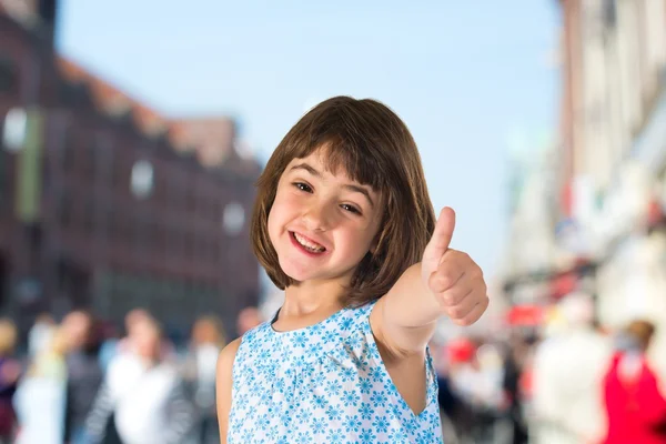 Ragazza con pollice in su — Foto Stock