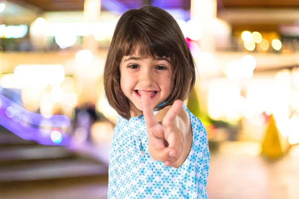 Ragazza che fa il gesto della vittoria — Foto Stock