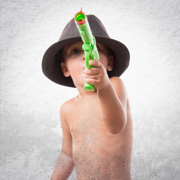 Criança brincando com arma de plástico — Fotografia de Stock
