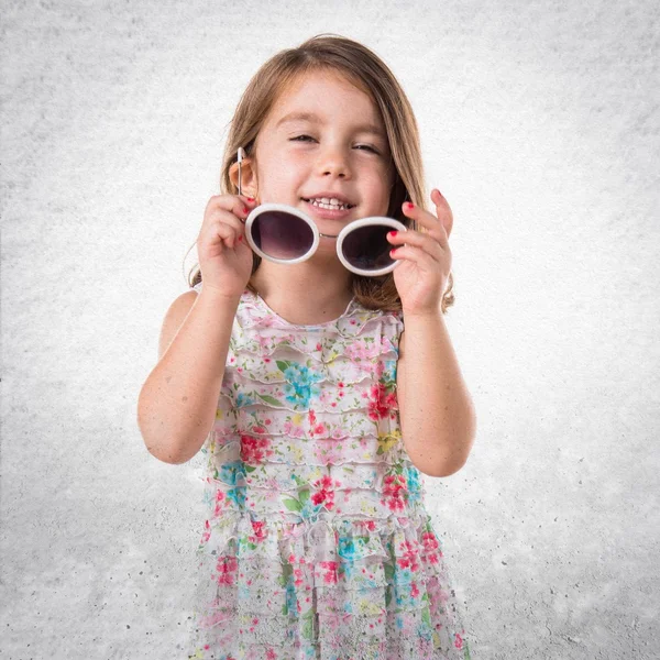 Chica feliz con gafas de sol — Foto de Stock