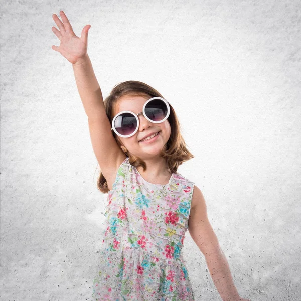 Chica feliz con gafas de sol —  Fotos de Stock