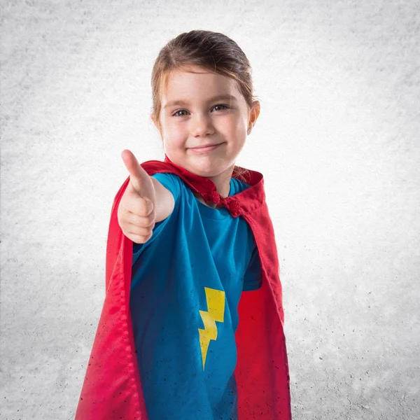 Menina vestida como super-herói com o polegar para cima — Fotografia de Stock