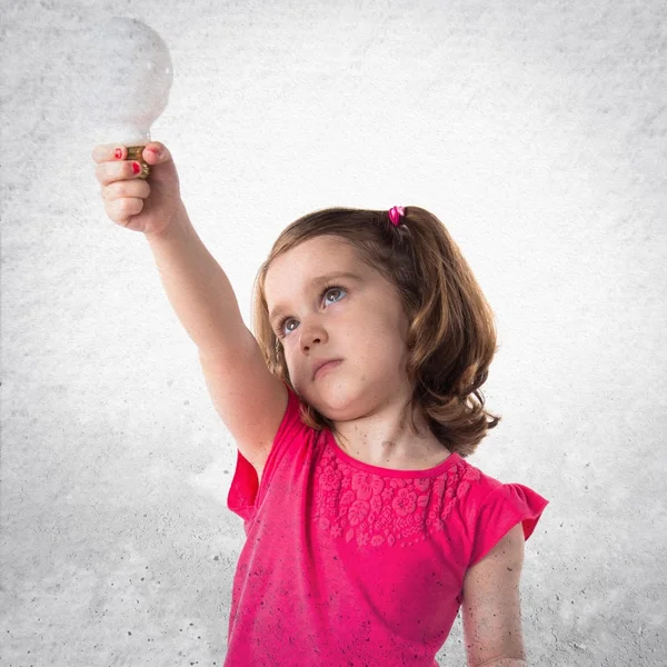 Ragazza che tiene una lampadina — Foto Stock