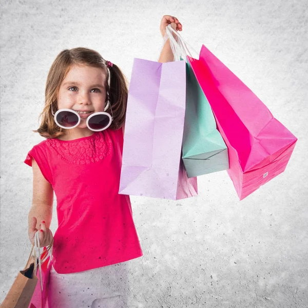 Fille avec de nombreux sacs à provisions — Photo