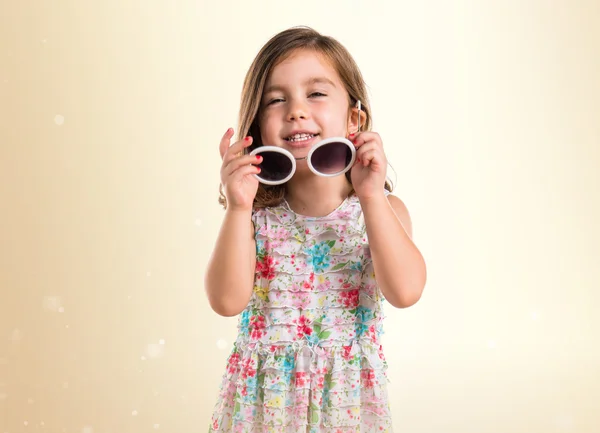 Chica feliz con gafas de sol — Foto de Stock