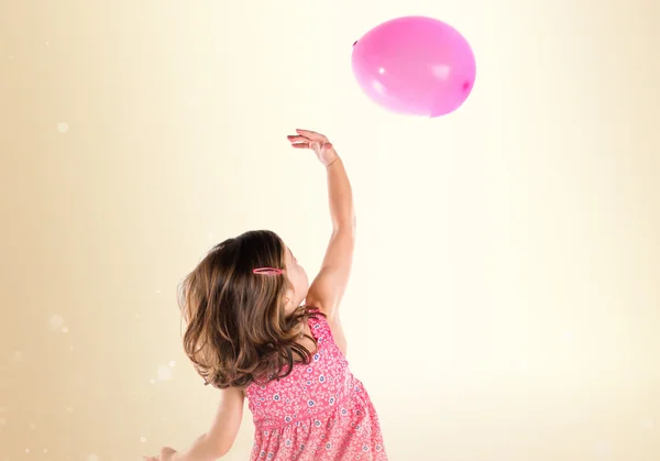 Chica jugando con globos — Foto de Stock