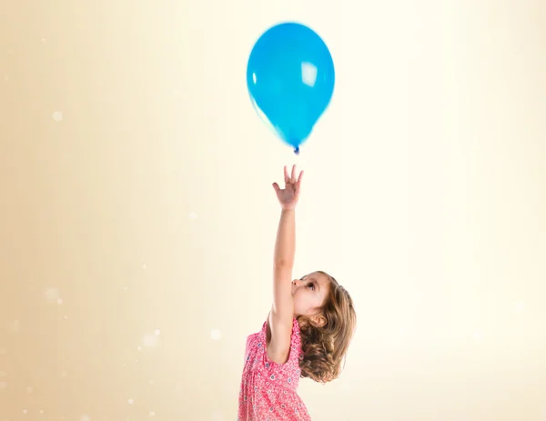 Meisje spelen met ballonnen — Stockfoto