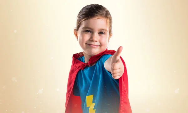 Chica vestida como superhéroe con el pulgar hacia arriba —  Fotos de Stock
