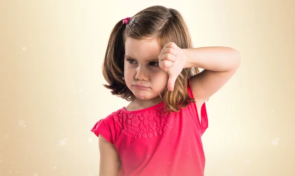 Dítě dělá špatný signál — Stock fotografie