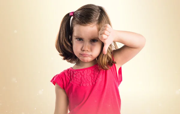 Dziecko robi zły sygnał — Zdjęcie stockowe