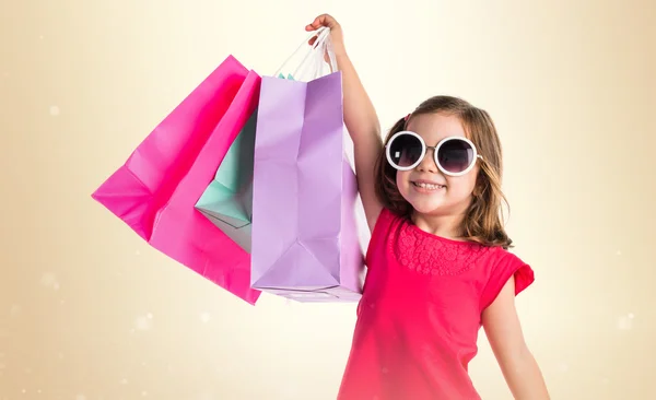 Birçok alışveriş torbaları ile kız — Stok fotoğraf