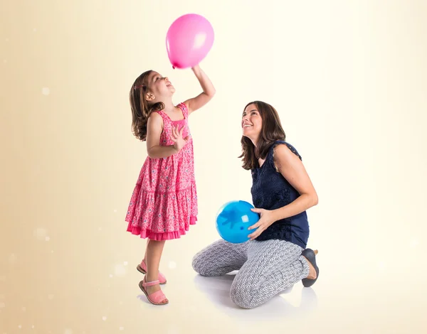 Mor och dotter spelar med ballonger — Stockfoto