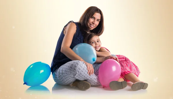 Mor och dotter spelar med ballonger — Stockfoto