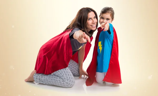 Rodzina ubrana jak superbohater skierowany do przodu — Zdjęcie stockowe