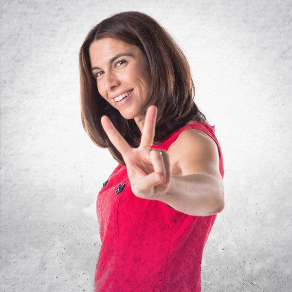 Woman doing victory gesture — Stock Photo, Image