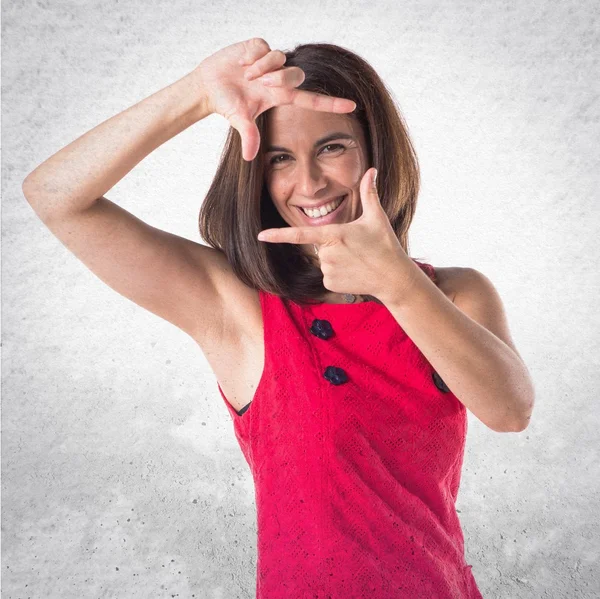 Woman focusing with her fingers — Stock Photo, Image