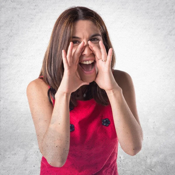 Morena mujer sobre texturizado fondo — Foto de Stock