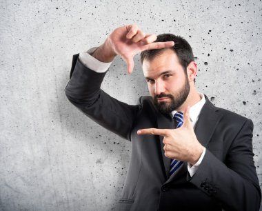 genç işadamı beyaz zemin bir kare işareti yapıyor