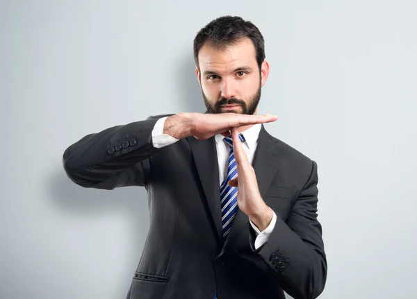 Jonge man doen het teken timeout op witte achtergrond — Stockfoto