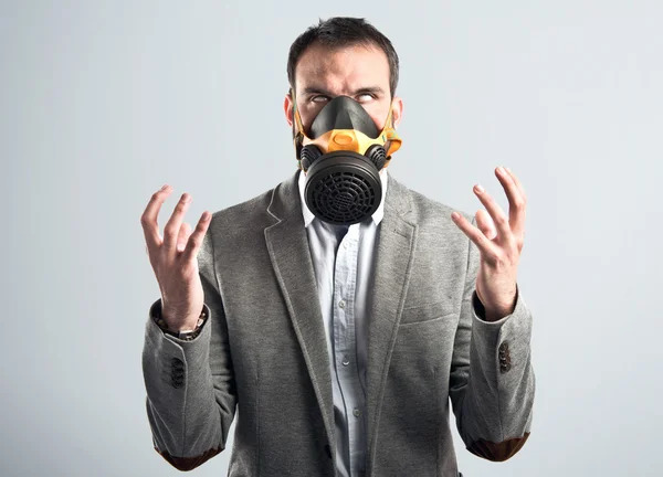 Jungunternehmer mit Gasmaske vor weißem Hintergrund — Stockfoto