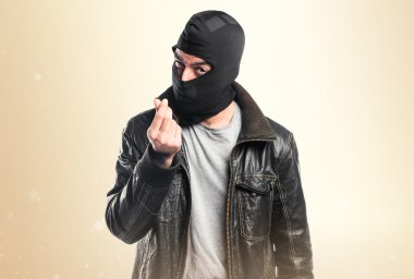 Soyguncu bir para hareketi yapıyor