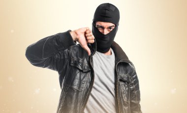 Kötü sinyal yapıyor soyguncu