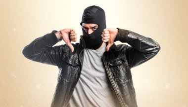 Kötü sinyal yapıyor soyguncu