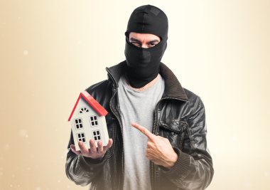 Küçük bir ev tutarak soyguncu