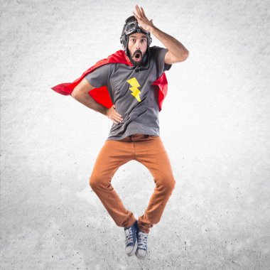 Süper kahraman sürpriz jest yapıyor