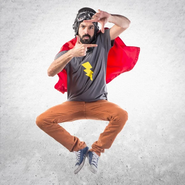 Super-herói focando com os dedos — Fotografia de Stock