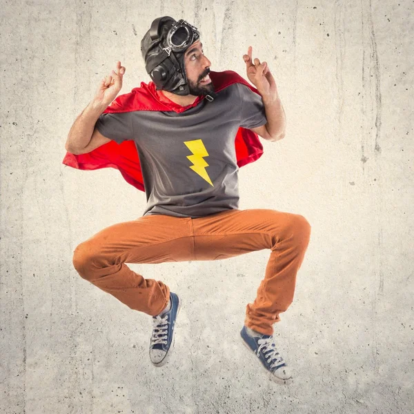 Супергерой со скрещенными пальцами — стоковое фото