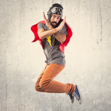 Hiçbir hareketi yapıyor süper kahraman