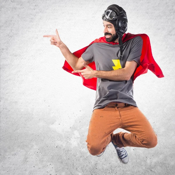 Superhéroe apuntando hacia el lateral — Foto de Stock
