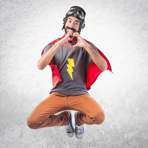 Superheld maken een hart met zijn handen — Stockfoto