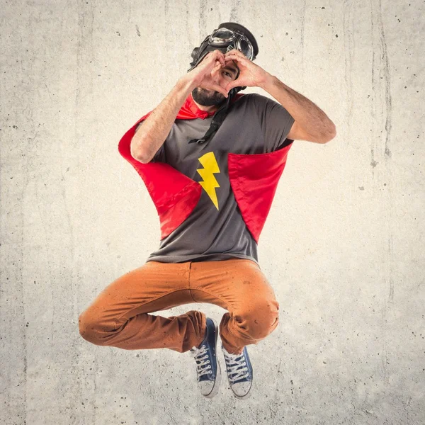 Superheld macht mit seinen Händen ein Herz — Stockfoto