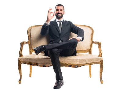 ok işareti yaparak işadamı