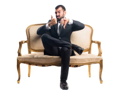 İyi-kötü işaret yapma işadamı