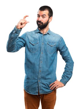 Küçük işareti yapan erkek