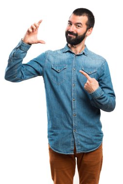 Küçük işareti yapan erkek