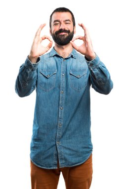 ok işareti yaparak adam