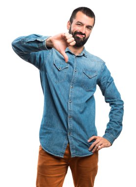 Kötü sinyal yapan erkek